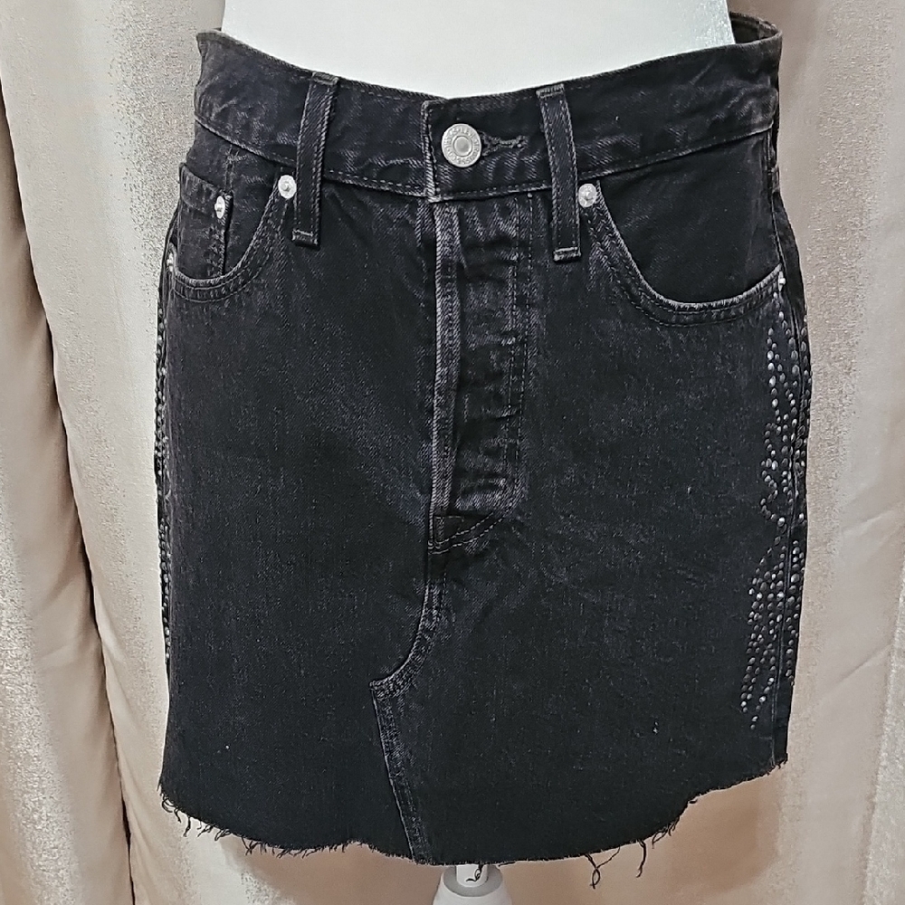 Levi's Black Mini Skirt with Distressed Hem for Casual Nights